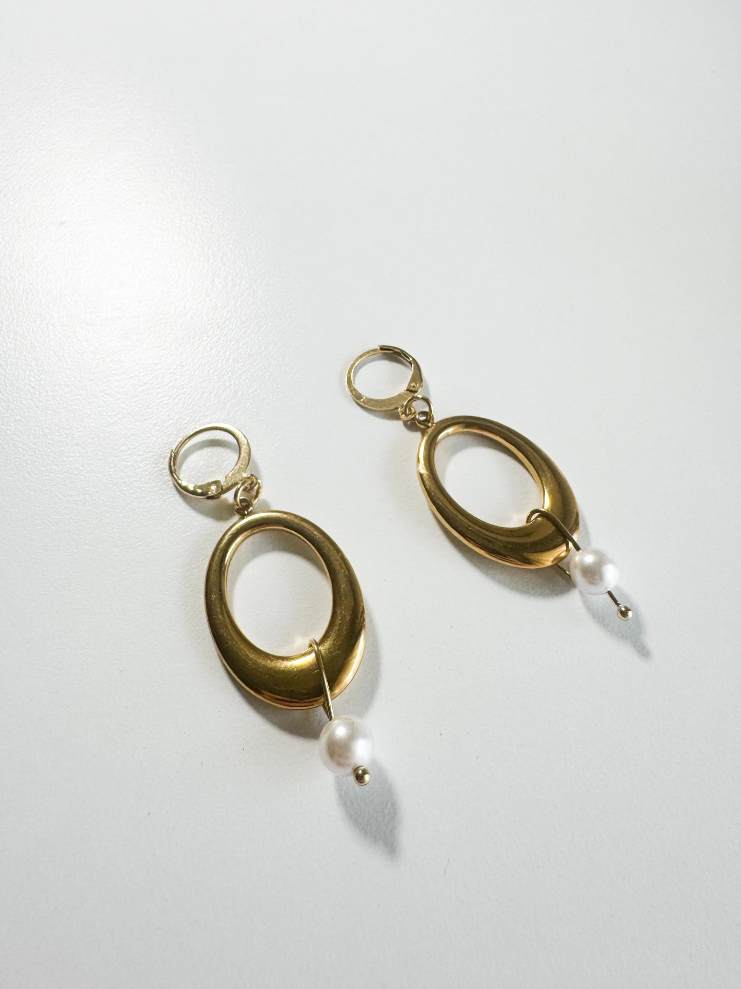 Orecchini a forma di cerchio con madreperla