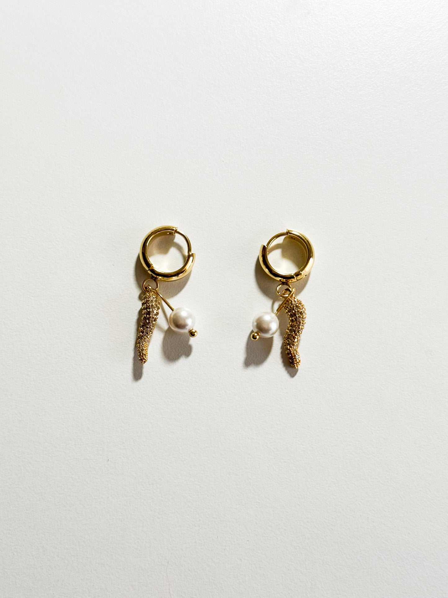 Orecchino con peperoncino e madreperla