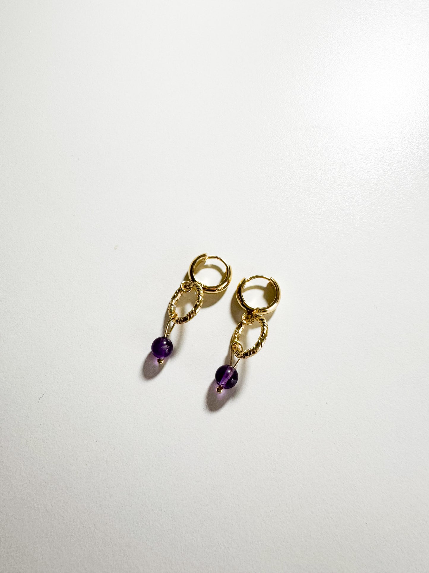 Orecchini a cerchio con pietra ametista
