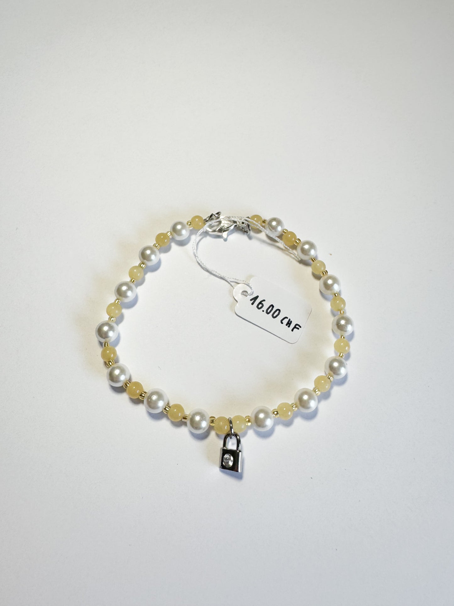 bracciale con ciondolo a forma di lucchetto madreperla e giada gialla