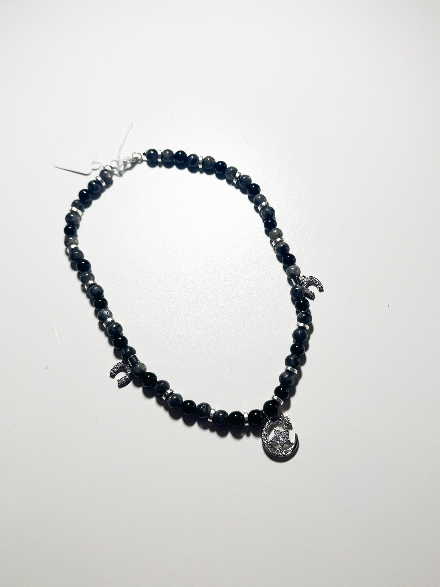 Collana ciondolo con luna e ferro di cavallo labradorite, calcedonio nero