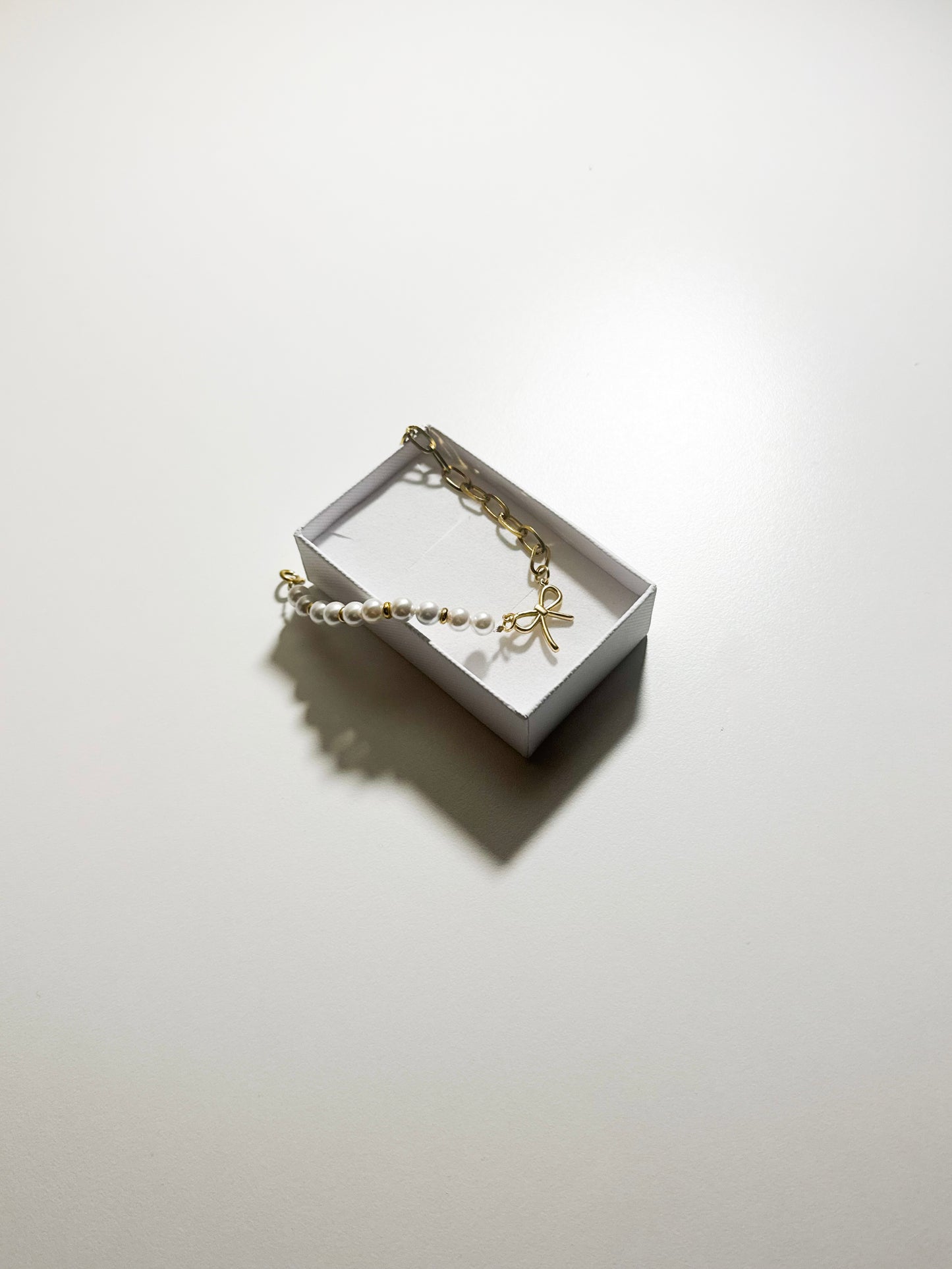 Bracciale con ciondolo a forma di fiocco