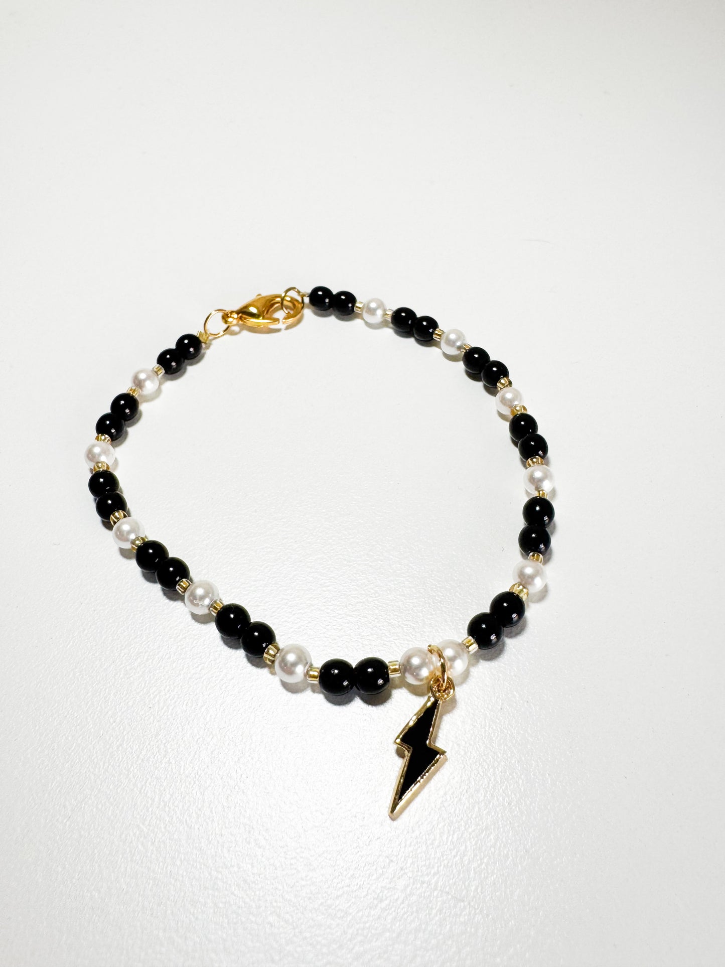 Bracciale con ciondolo fulmine (madreperla e calcedonio nero)