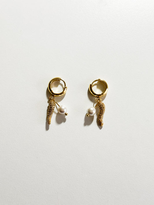 Orecchino con peperoncino e madreperla