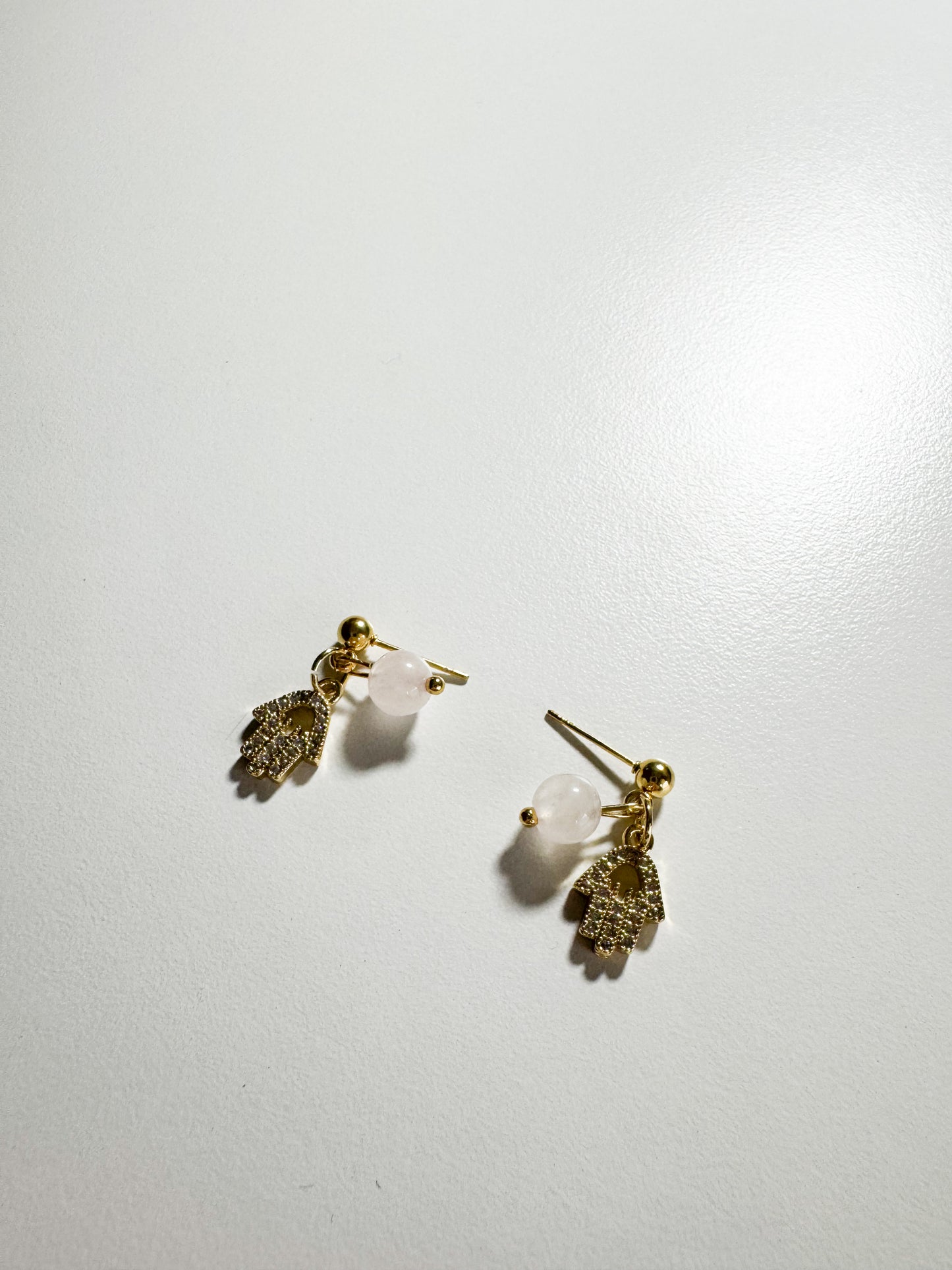 Orecchini con ciondolo mano di fatima e quarzo rosa