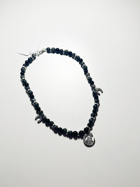 Collana ciondolo con luna e ferro di cavallo labradorite, calcedonio nero