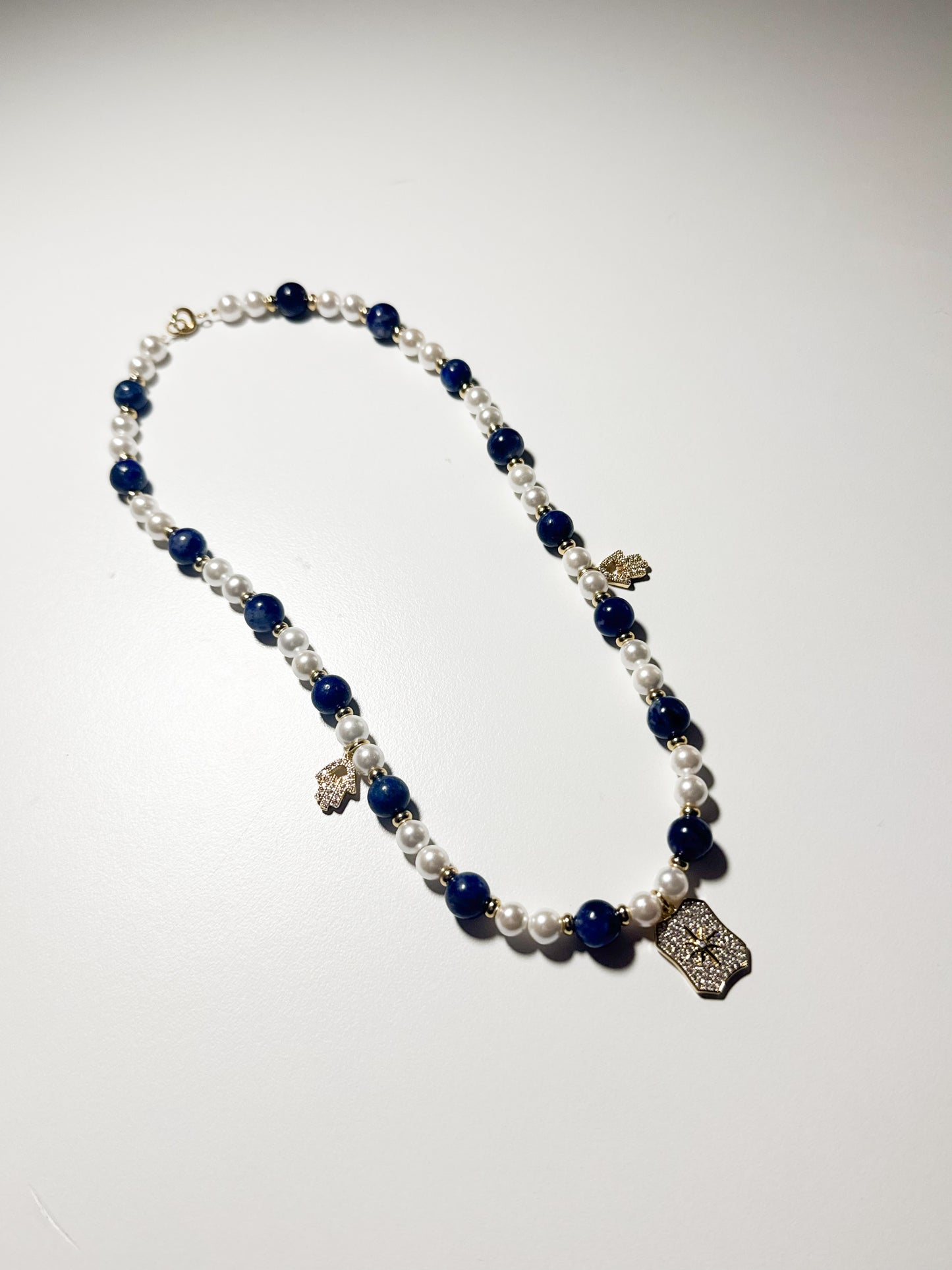 Collana con stella, mano di fatima e madreperla e lappislazzuli